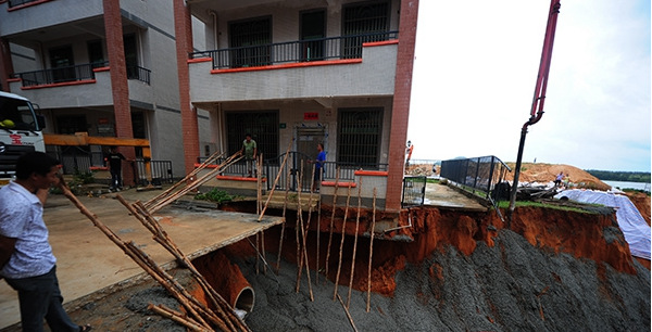 混凝土、民房傾斜