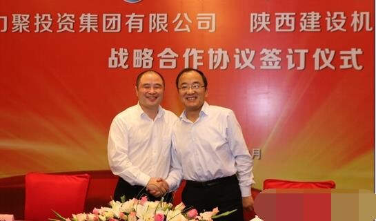 近日，陜建機械與安徽力聚簽訂戰(zhàn)略合作協(xié)議，陜建機械董事長楊宏軍，副總經(jīng)理、營銷總監(jiān)賀衛(wèi)東，安徽力聚投資集團董事長宋執(zhí)壽，黨支部書記陳邦勤以及安徽潤路公司總經(jīng)理杜永龍等單位領(lǐng)導(dǎo)出席了會議