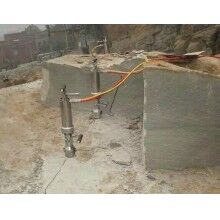 露天快速無(wú)聲拆除石頭用機(jī)載劈石機(jī)