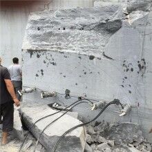 銅仁市露天拆除石頭用機載分石機設備